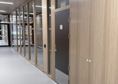 Lørenskog VGS - Eikefinert interiørpanel levert av Otretek