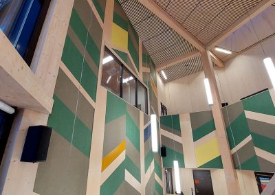 Båsmo skole - spilehimling og fiberpanel levert av Otretek