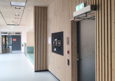 Heradsbygda omsorgssenter – møbel og spilepanel levert av Otretek.