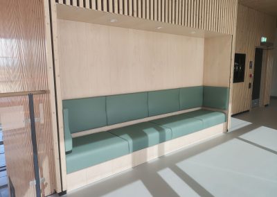 Heradsbygda omsorgssenter – møbel og spilepanel levert av Otretek.