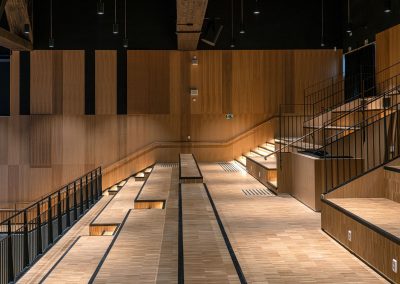 Huseby skole – veggpanel og tribune levert av Otretek.