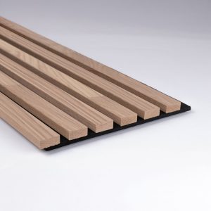 Spilepanel i eik-FS, behandlet med 5% hvitlasering - svart fiberplate