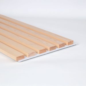 Spilepanel i furu, behandlet med 5% hvitlasering - hvit fiberplate