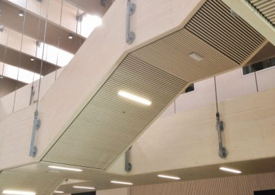 Nord-Østerdal Videregående skole - Spiler på vegg og himling levert av Otretek AS