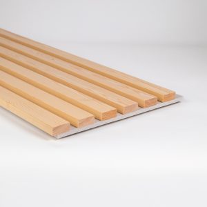 Spilepanel i furu, behandlet med klar UV lakk - lys beige fiberplate