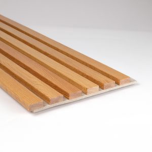Spilepanel i hvit Eik behandlet med matt UV lakk - mørk beige fiberplate