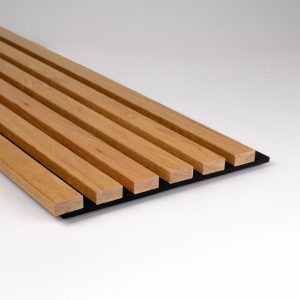 Spilepanel i hvit Eik behandlet med matt UV lakk - svart fiberplate