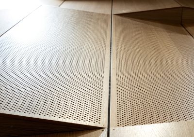 SNR Hjelset - perforerteplater og veggpanel i eik finert kryssfiner